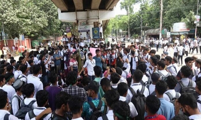 তেজগাঁও পলিটেকনিক শিক্ষার্থীদের অবরোধ, ৬ ঘণ্টা যান চলাচল বন্ধ