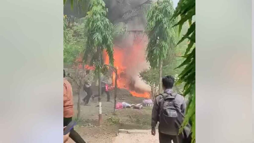 প্রশিক্ষণ বিমান বিধ্বস্ত, নিহত ১