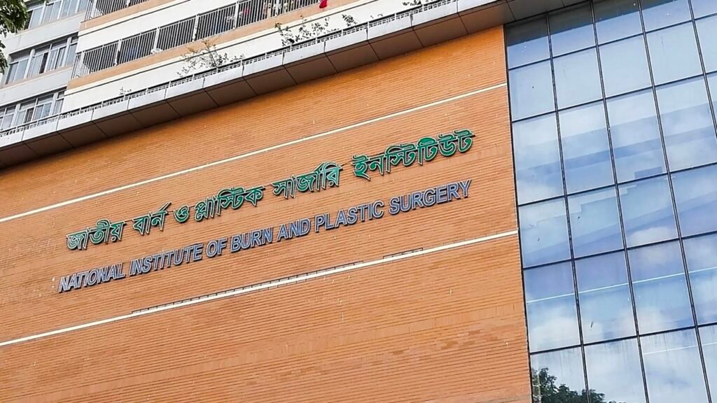 সাভারে গ্যাস লিকেজ থেকে আগুন, নারী-শিশুসহ একই পরিবারের দগ্ধ ৩