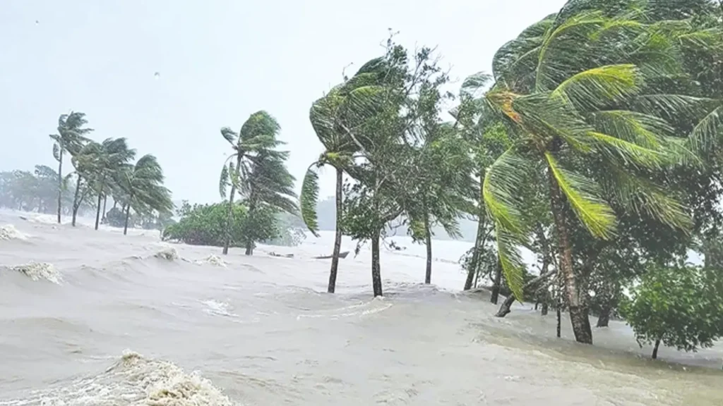 বিপৎসীমার ওপরে দক্ষিণাঞ্চলের নদীর পানি ভাসছে উপকূল