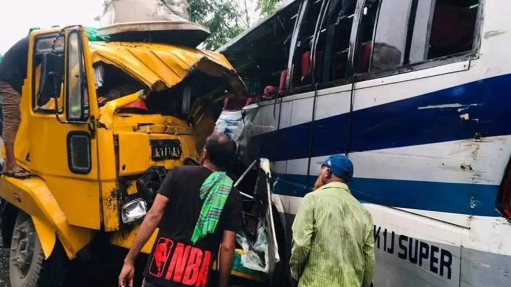 সাতসকালে ঝরল ৩ প্রাণ