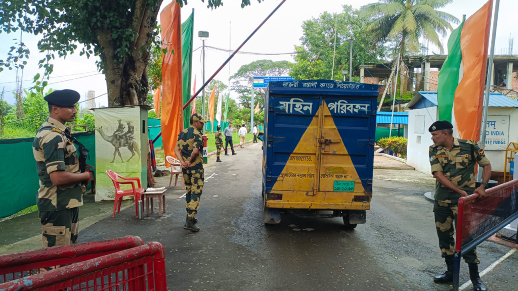 ভারতে গেল প্রধান উপদেষ্টার পাঠানো আম