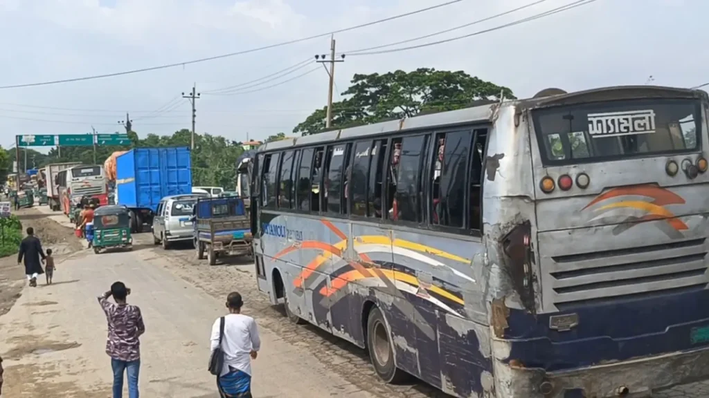 ঢাকা-সিলেট মহাসড়কে ২০ কিমি যানজট, যাত্রীরা চরম দুর্ভোগে ঢাকা-সিলেট মহাসড়কে ২০ কিমি যানজট, যাত্রীরা চরম দুর্ভোগে