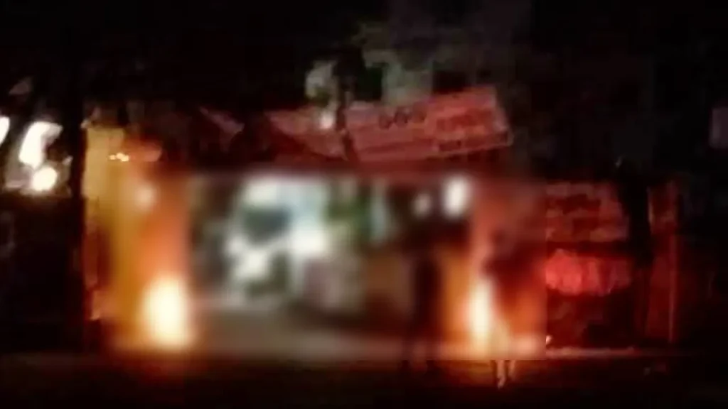 নারায়ণগঞ্জে এনসিপির তোরণে আগুন
