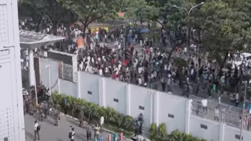 সচিবালয়ের সামনে শিক্ষার্থীদের বিক্ষোভ, ধাওয়া-পাল্টা ধাওয়া