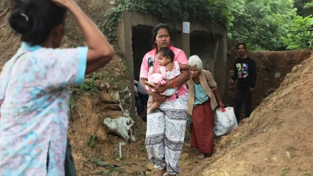 থাইল্যান্ডে ব্যাপক হামলা চালাল কম্বোডিয়া, নিহত ১২