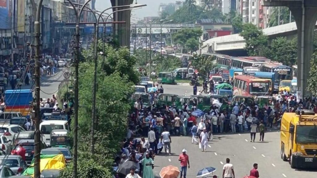 বনানীতে সিএনজি চালকদের সড়ক অবরোধ, যাত্রীদের দুর্ভোগ