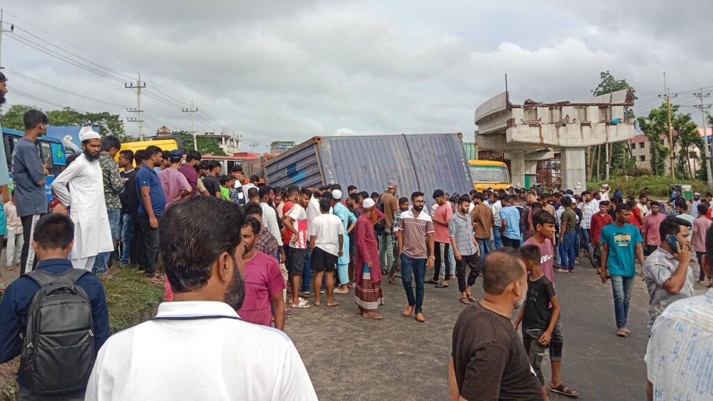 কুমিল্লায় দুর্ঘটনায় নিহত চারজন একই পরিবারের কুমিল্লায় দুর্ঘটনায় নিহত চারজন একই পরিবারের