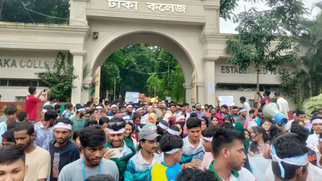 প্রস্তাবিত বিশ্ববিদ্যালয়ের অধ্যাদেশ দাবিতে ৭ কলেজ শিক্ষার্থীদের বিক্ষোভ প্রস্তাবিত বিশ্ববিদ্যালয়ের অধ্যাদেশ দাবিতে ৭ কলেজ শিক্ষার্থীদের বিক্ষোভ