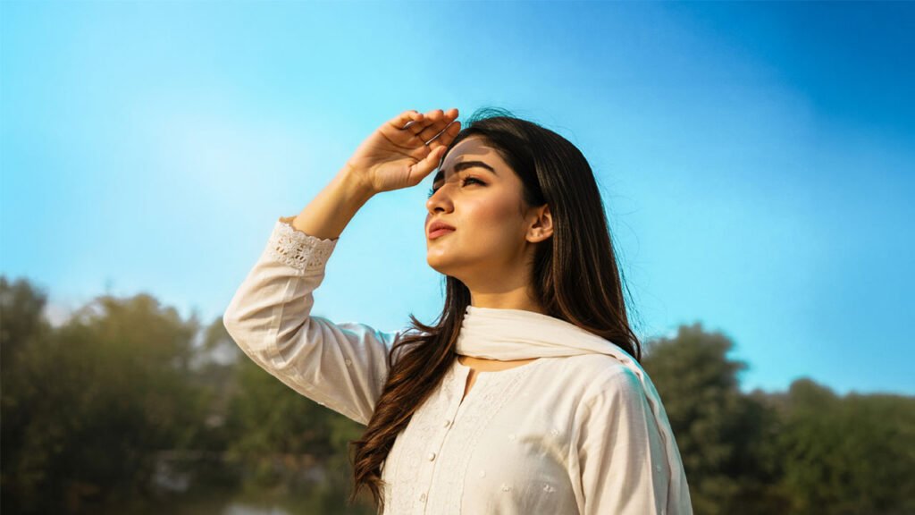 সানস্ক্রিন রোদ থেকে যেভাবে ত্বককে বাঁচায় সানস্ক্রিন রোদ থেকে যেভাবে ত্বককে বাঁচায়