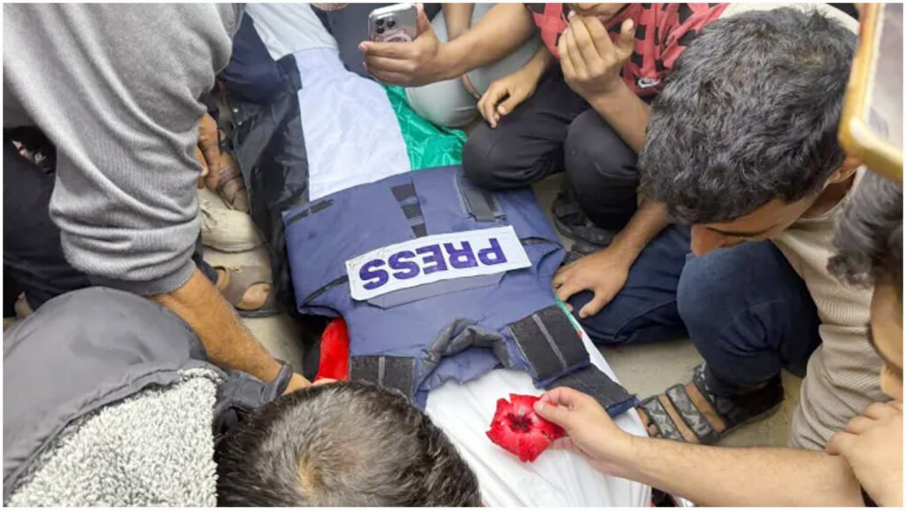 গাজায় হাসপাতালে ইসরায়েলি হামলায় পাঁচ সাংবাদিক নিহত গাজায় হাসপাতালে ইসরায়েলি হামলায় পাঁচ সাংবাদিক নিহত