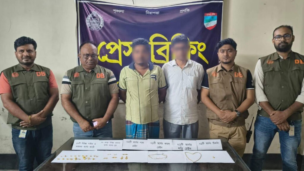 জাদু দেখিয়ে স্বর্ণালঙ্কার হাতিয়ে নেওয়া ‘জাদুকর’ আটক জাদু দেখিয়ে স্বর্ণালঙ্কার হাতিয়ে নেওয়া ‘জাদুকর’ আটক