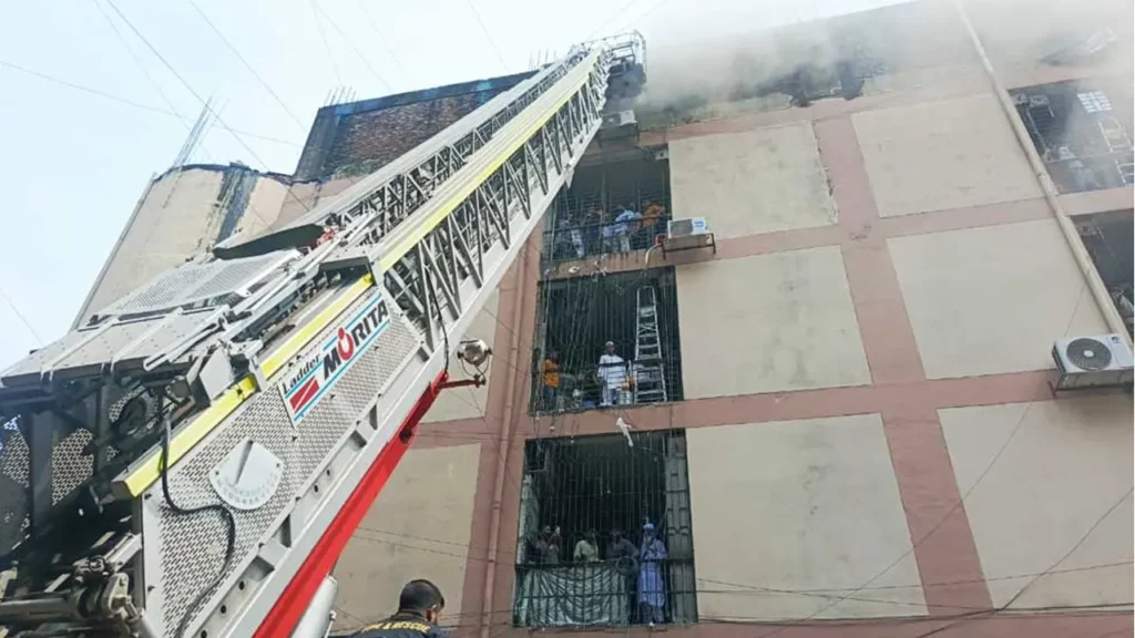 গুলিস্তানে মার্কেটে আগুন, নিয়ন্ত্রণে ১১ ইউনিট গুলিস্তানে মার্কেটে আগুন, নিয়ন্ত্রণে ১১ ইউনিট