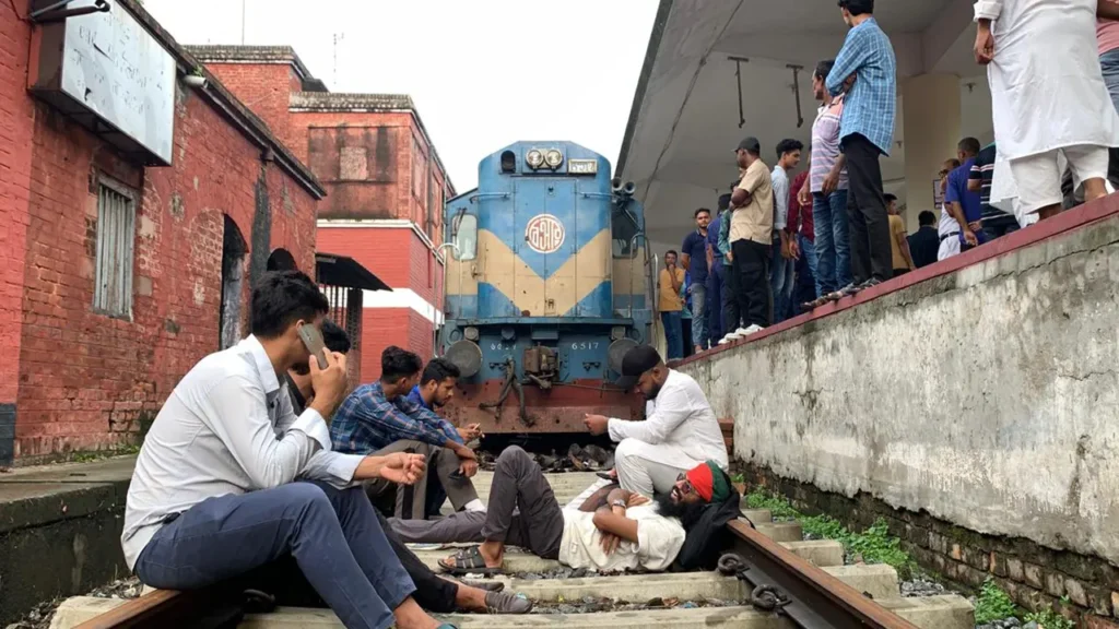 সরকারের বরাদ্দের বিশেষ ট্রেন পছন্দ না হওয়ায় বিক্ষোভ সরকারের বরাদ্দের বিশেষ ট্রেন পছন্দ না হওয়ায় বিক্ষোভ