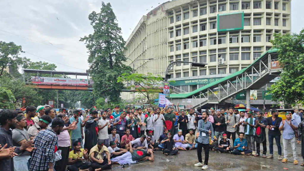 দ্বিতীয় দিনের মতো শাহবাগে অবস্থান ‘জুলাই যোদ্ধাদের’