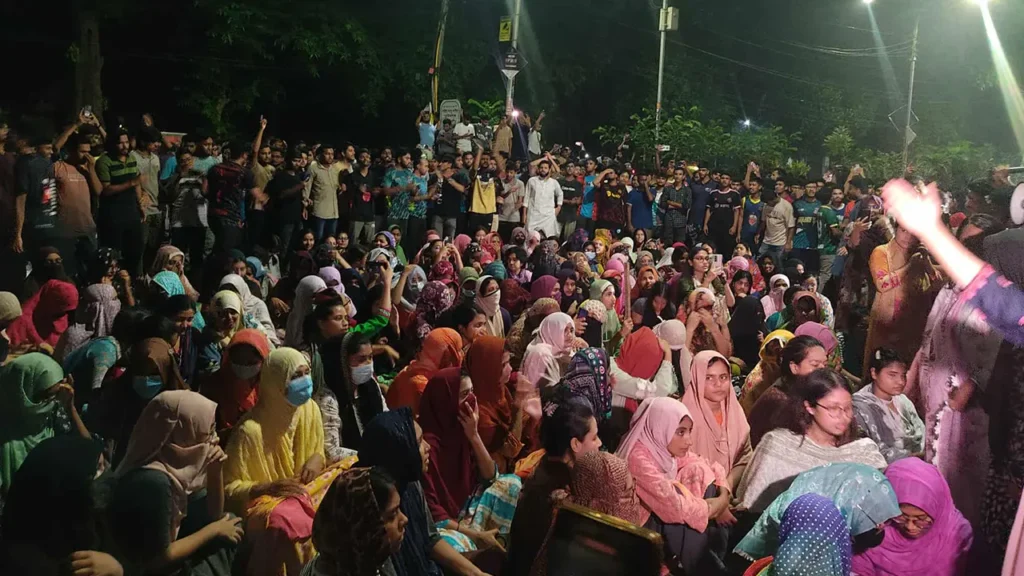 ঢাবির হলে প্রকাশ্য ও গুপ্ত রাজনীতি বন্ধ ঘোষণা