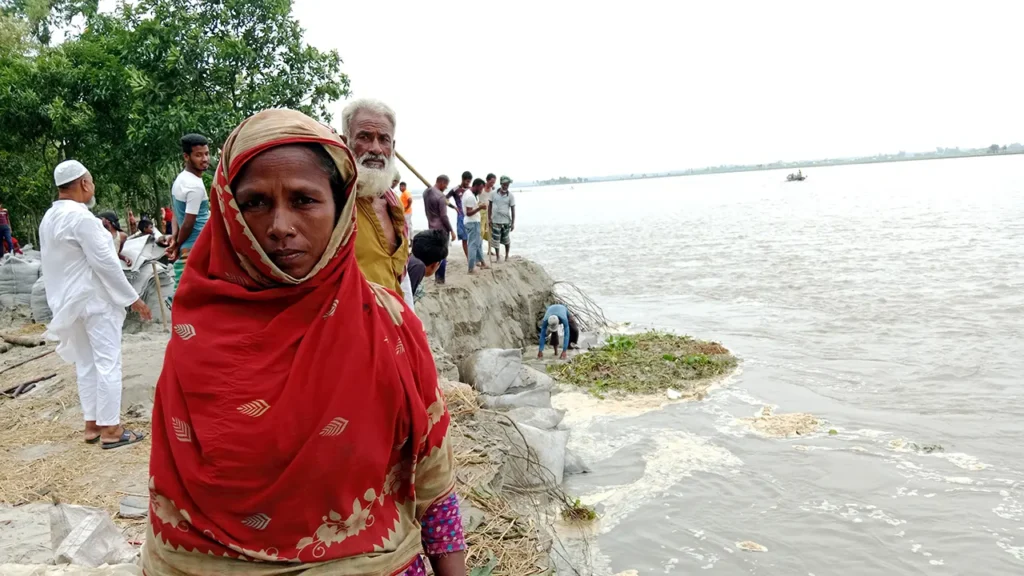 ‘সবাই খালি ছবি তুলি নিয়্যা যায়, কেউ সাহায্য দেয় না’ ‘সবাই খালি ছবি তুলি নিয়্যা যায়, কেউ সাহায্য দেয় না’