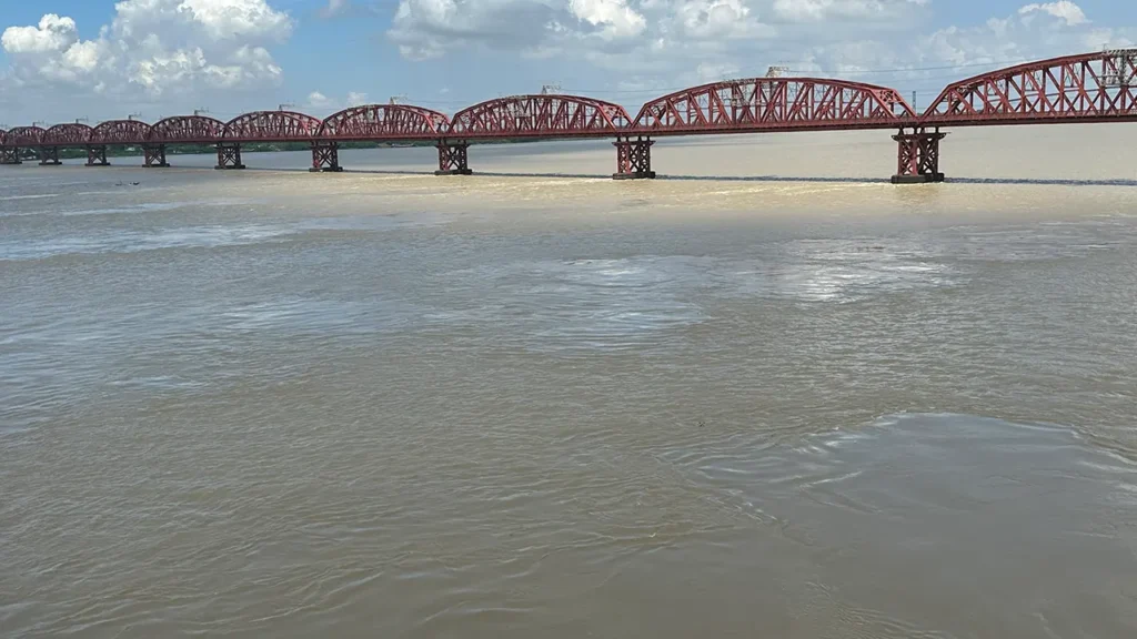হার্ডিঞ্জ ব্রিজ পয়েন্টে পদ্মার পানি বিপৎসীমার কাছাকাছি