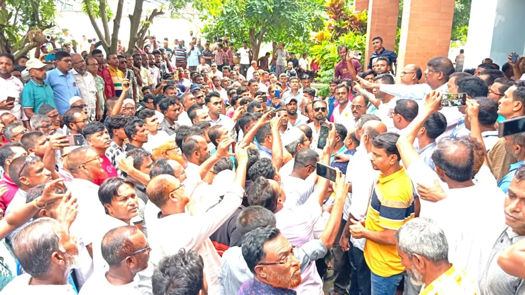 আসন অপরিবর্তিত রাখার দাবিতে যশোরে নির্বাচন অফিস ঘেরাও আসন অপরিবর্তিত রাখার দাবিতে যশোরে নির্বাচন অফিস ঘেরাও