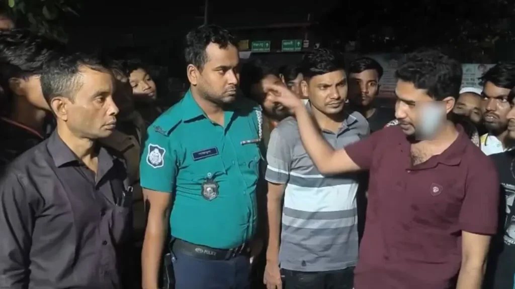 ককটেল বিস্ফোরণ ঘটিয়ে প্রকাশ্যে ব্যবসায়ীর টাকা-মোবাইল ছিনতাই