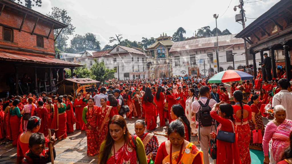 লালে রঙিন হাজারো নারী, স্বামীর জন্য করলেন প্রার্থনা