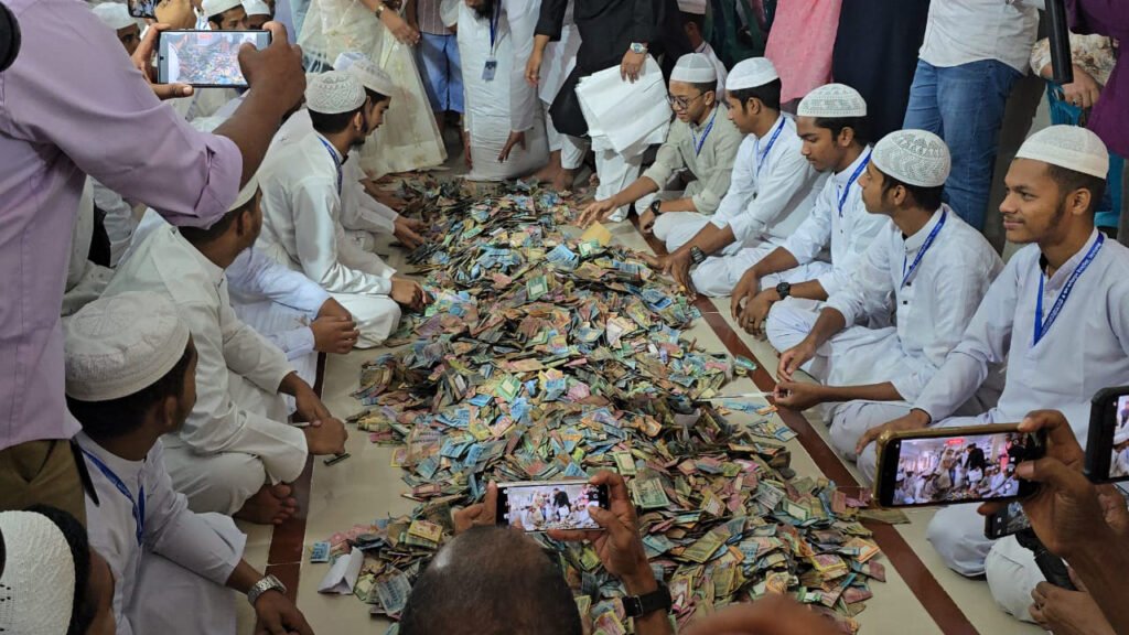 পাগলা মসজিদের দানবাক্স সাড়ে ৪ ঘণ্টার গণনায় মিলল সাড়ে ৮ কোটি টাকা, এখনো চলছে গণনা পাগলা মসজিদের দানবাক্স সাড়ে ৪ ঘণ্টার গণনায় মিলল সাড়ে ৮ কোটি টাকা, এখনো চলছে গণনা