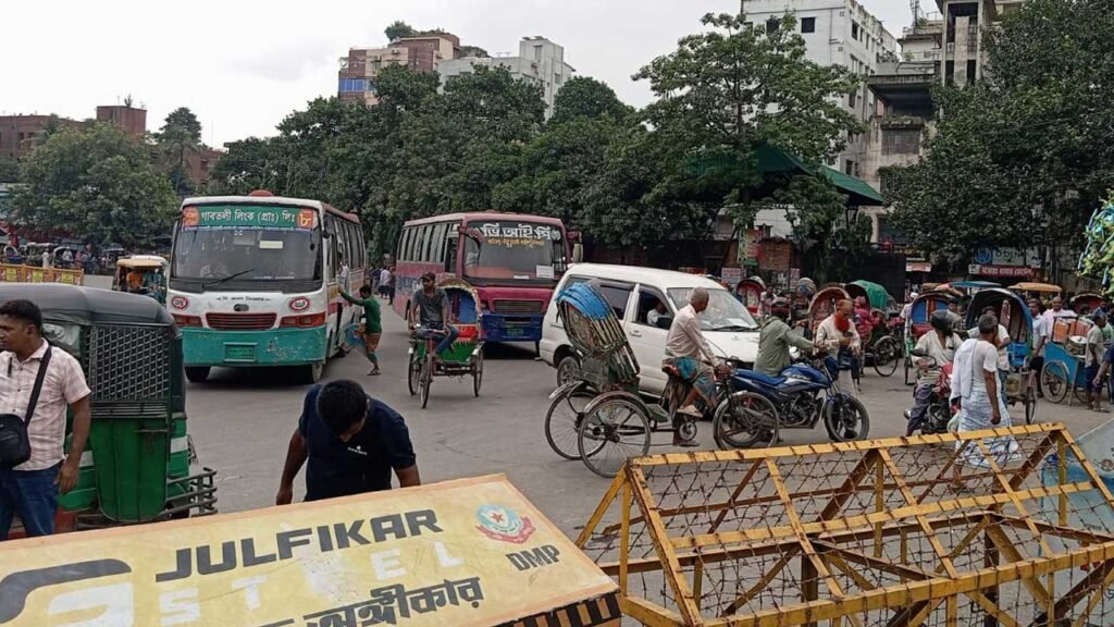 খামারবাড়ি ও আড়ং মোড়ে ডাইভারশন, মানিক মিয়ায় বন্ধ যান চলাচল খামারবাড়ি ও আড়ং মোড়ে ডাইভারশন, মানিক মিয়ায় বন্ধ যান চলাচল