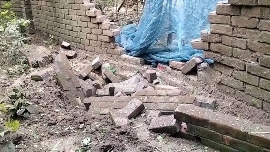 চাঁপাইনবাবগঞ্জে কবরস্থানে পুঁতে রাখা ককটেল বিস্ফোরণ