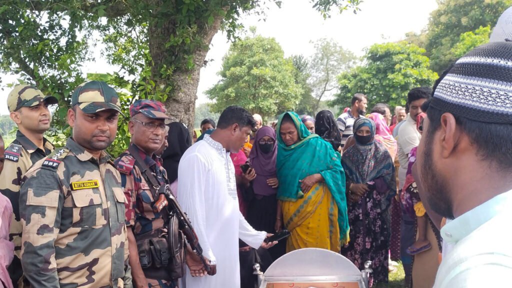 কাঁটাতারের ওপারে মায়ের মরদেহ, শেষবার দেখার সুযোগ করে দিলো বিজিবি