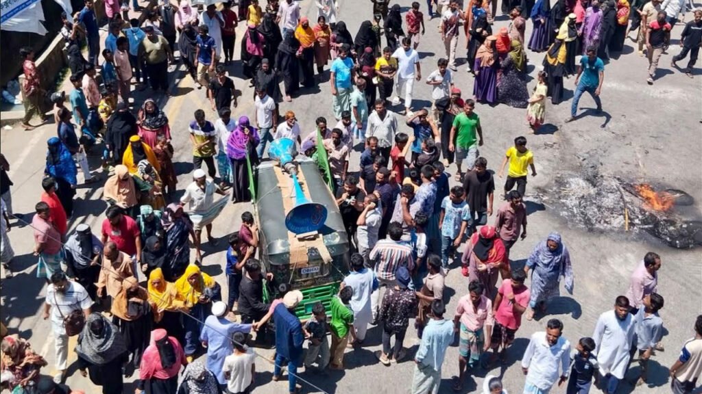 উচ্ছেদ আতঙ্কে কক্সবাজারে স্থানীয়দের বিক্ষোভ, বাধার মুখে প্রশাসন উচ্ছেদ আতঙ্কে কক্সবাজারে স্থানীয়দের বিক্ষোভ, বাধার মুখে প্রশাসন