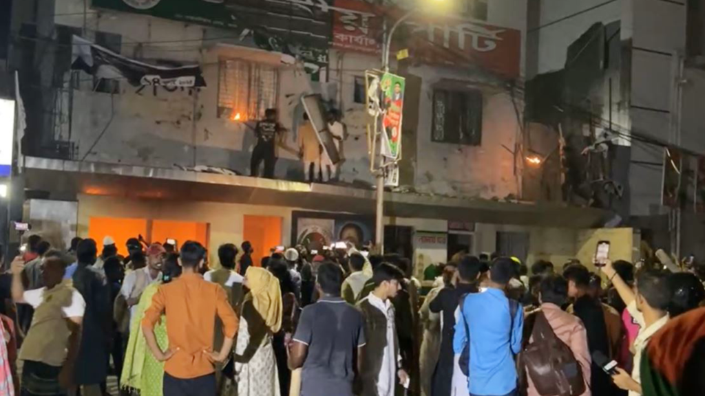 ফের জাতীয় পার্টির কেন্দ্রীয় কার্যালয়ে ভাঙচুর-আগুন ফের জাতীয় পার্টির কেন্দ্রীয় কার্যালয়ে ভাঙচুর-আগুন