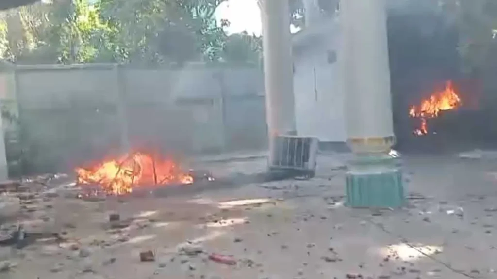 কবর থেকে লাশ তুলে পুড়িয়ে দিল উত্তেজিত জনতা কবর থেকে লাশ তুলে পুড়িয়ে দিল উত্তেজিত জনতা