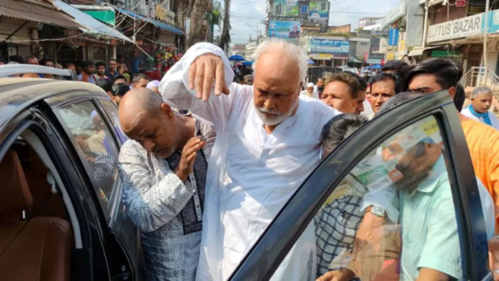মঞ্চে চেয়ার থেকে ঢলে পড়লেন কাদের সিদ্দিকী মঞ্চে চেয়ার থেকে ঢলে পড়লেন কাদের সিদ্দিকী
