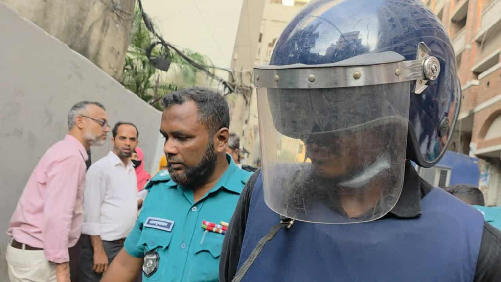 ডাকসু নির্বাচন: গ্রেপ্তার সেই ভুয়া সাংবাদিক কারাগারে ডাকসু নির্বাচন: গ্রেপ্তার সেই ভুয়া সাংবাদিক কারাগারে