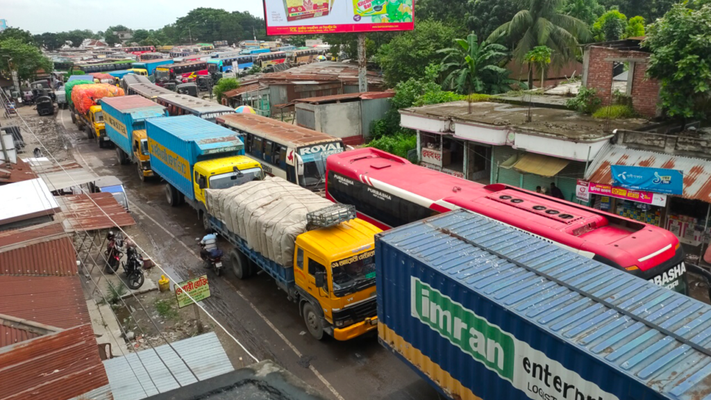 দৌলতদিয়ায় ৩ কিলোমিটার এলাকাজুড়ে যানবাহনের দীর্ঘ সারি