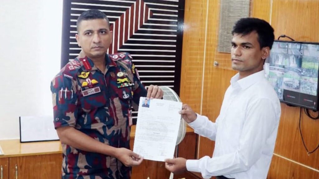বিএসএফের গুলিতে নিহত ফেলানীর ভাই যোগ দিলেন বিজিবিতে বিএসএফের গুলিতে নিহত ফেলানীর ভাই যোগ দিলেন বিজিবিতে