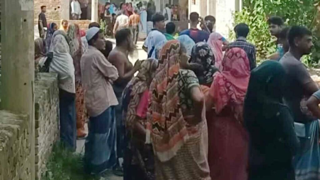 মেঝেতে পড়ে ছিল দুই সন্তানের মরদেহ, খাটের ওপর মায়ের