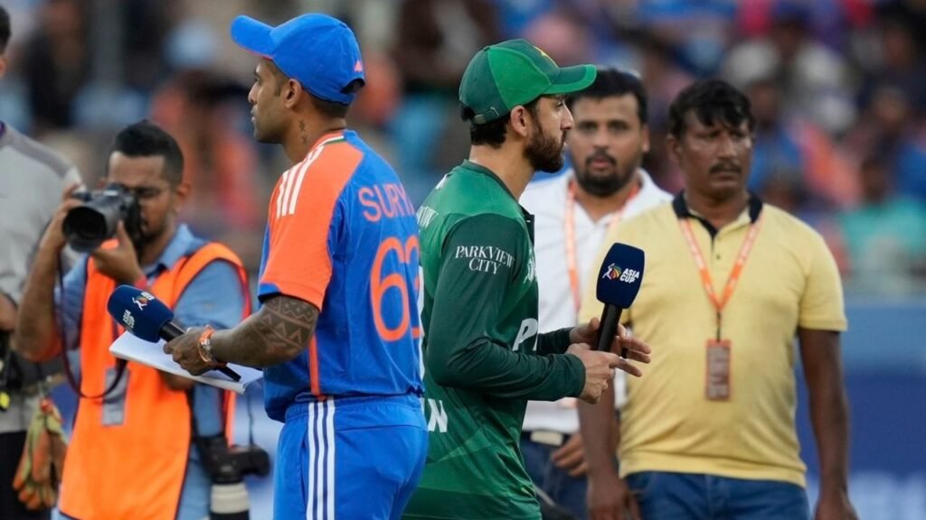 ফাইনালে টস জিতে ফিল্ডিংয়ে ভারত