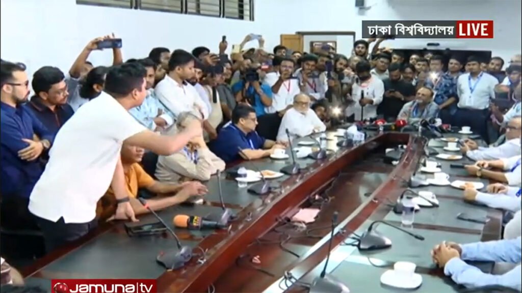ঢাবি ভিসির সঙ্গে উত্তপ্ত বাক্য বিনিময় ছাত্রদলের