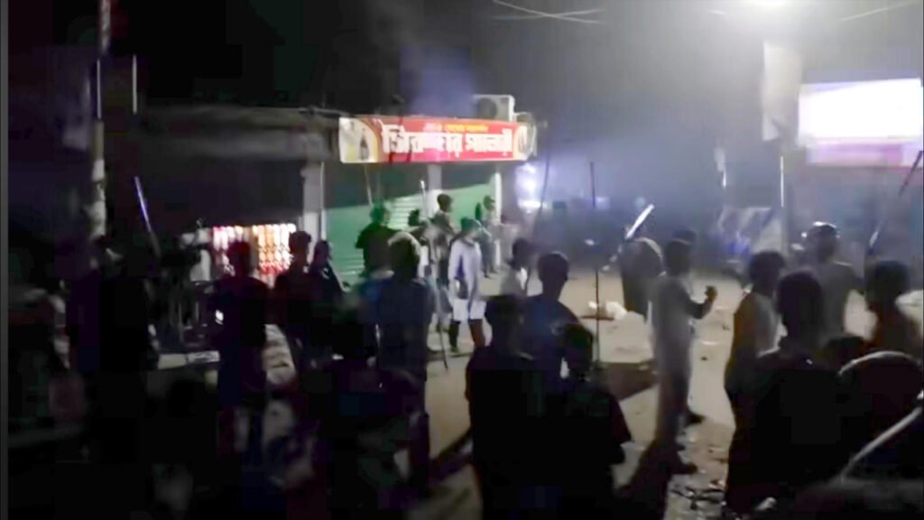 টর্চের আলো জ্বেলে ব্রাহ্মণবাড়িয়ার সরাইলে দুই গ্রামবাসীর সংঘর্ষ টর্চের আলো জ্বেলে ব্রাহ্মণবাড়িয়ার সরাইলে দুই গ্রামবাসীর সংঘর্ষ