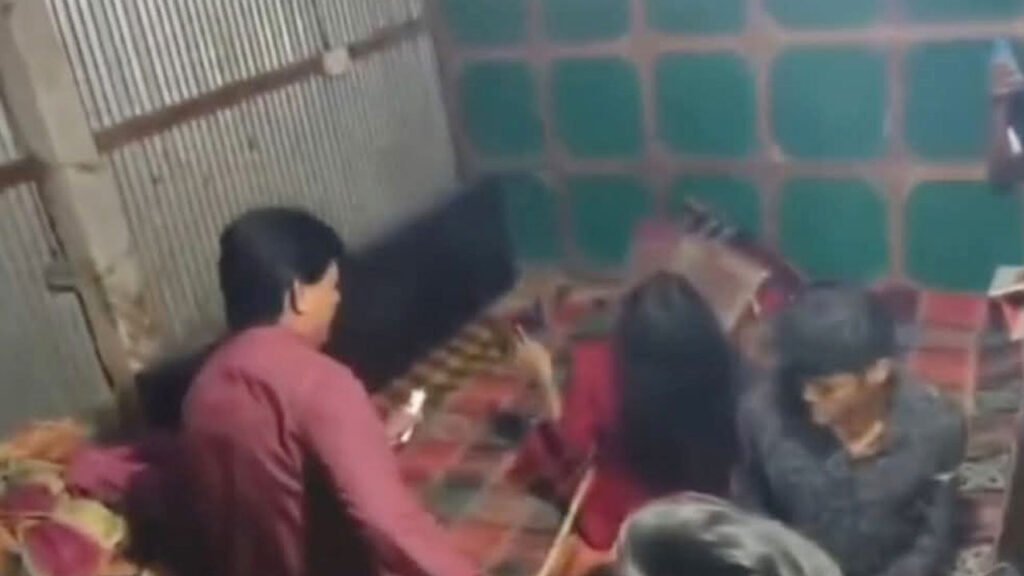 অনৈতিক সম্পর্কের অভিযোগে প্রবাসীর স্ত্রীকে মারধর, সালিশে বিয়ে অনৈতিক সম্পর্কের অভিযোগে প্রবাসীর স্ত্রীকে মারধর, সালিশে বিয়ে