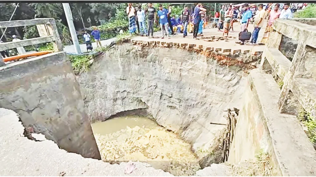 সেতুর সংযোগ সড়ক ধসে সংকটে লক্ষাধিক মানুষ টাঙ্গাইল সদরের চারাবাড়ি