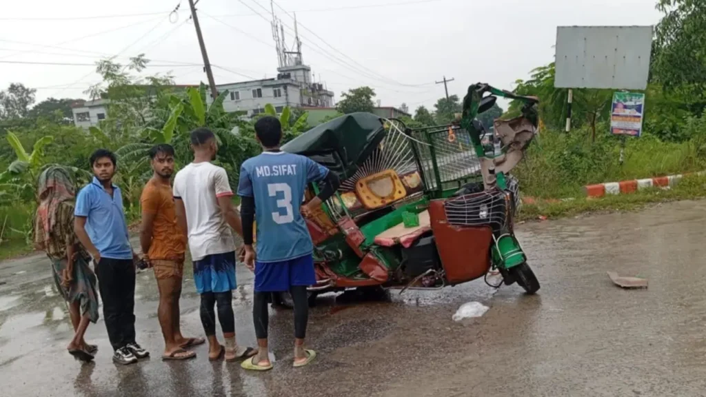 ডাম্প ট্রাকচাপায় অটোরিকশার ২ যাত্রী নিহত