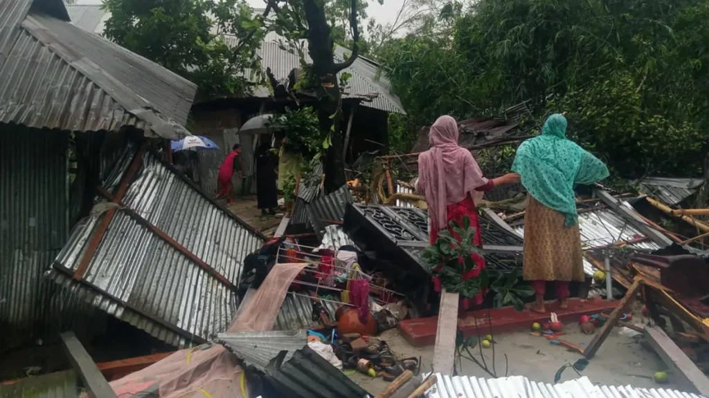 হঠাৎ ঝড়ে লন্ডভন্ড শতাধিক ঘরবাড়ি হঠাৎ ঝড়ে লন্ডভন্ড শতাধিক ঘরবাড়ি