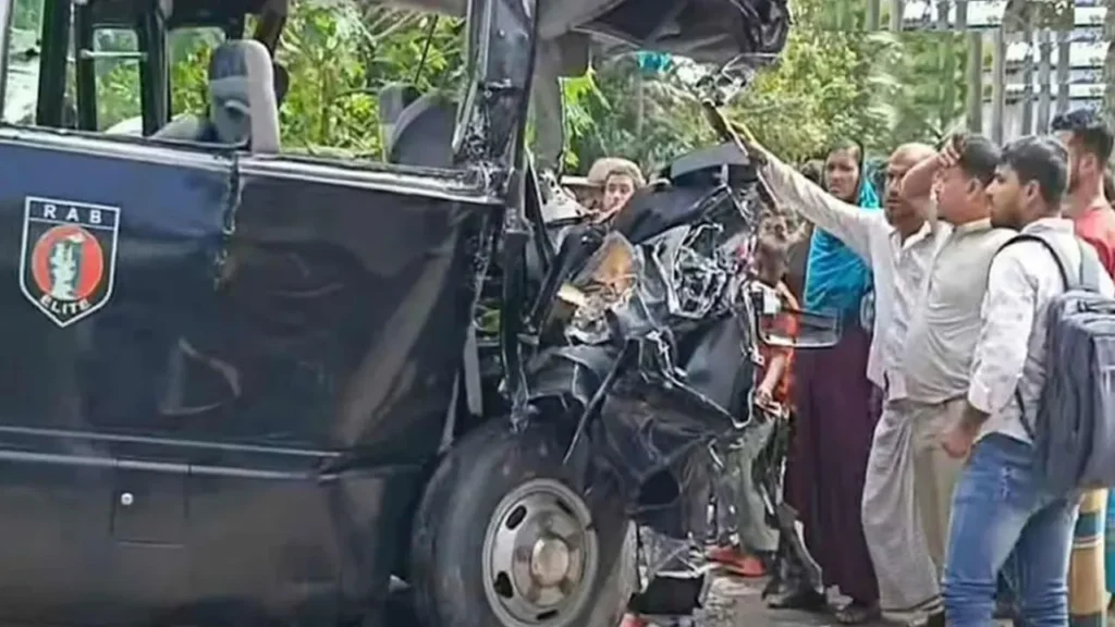 র‍্যাবের গাড়ি-বাসের সংঘর্ষে শিশুসহ নিহত ৩