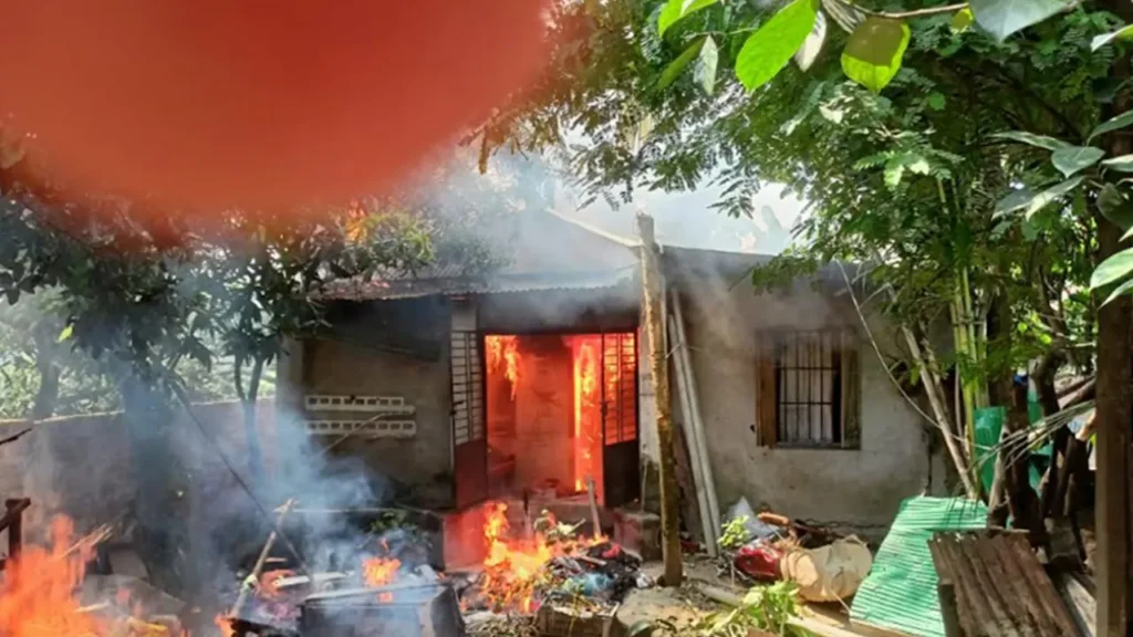 খুলনায় শিশু হত্যায় জড়িত ফয়সালের বাড়িতে অগ্নিসংযোগ