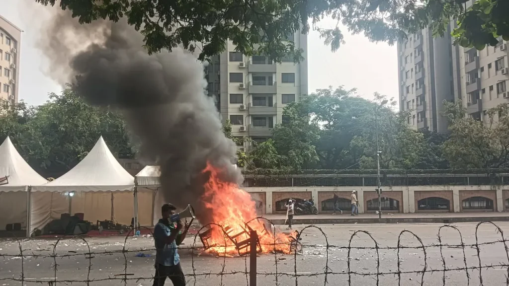 জুলাই যোদ্ধাদের সঙ্গে পুলিশের সংঘর্ষ, সাউন্ড গ্রেনেড নিক্ষেপ