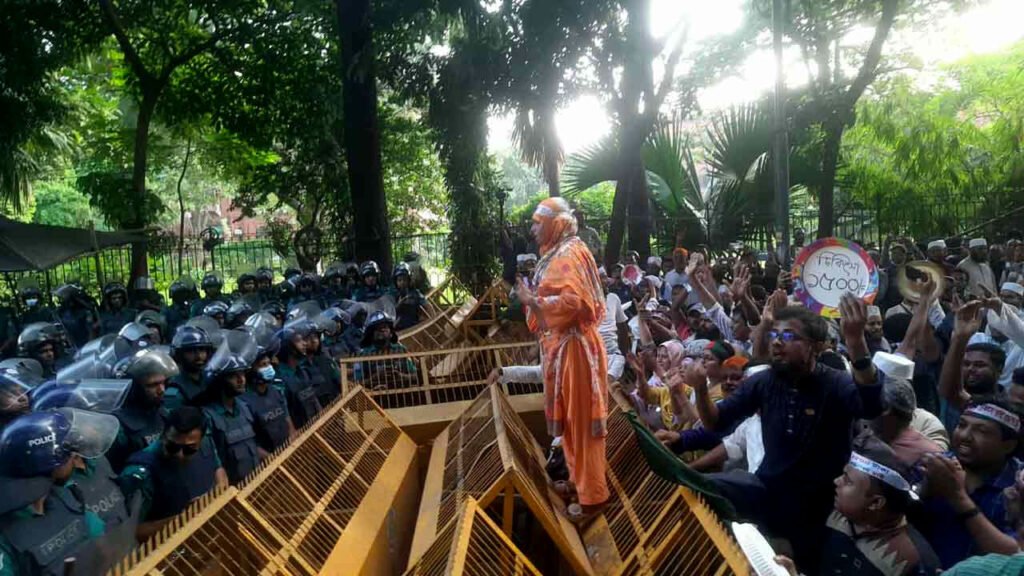 থালা-বাসন নিয়ে শিক্ষকদের ভুখা মিছিল, আটকে দিল পুলিশ থালা-বাসন নিয়ে শিক্ষকদের ভুখা মিছিল, আটকে দিল পুলিশ