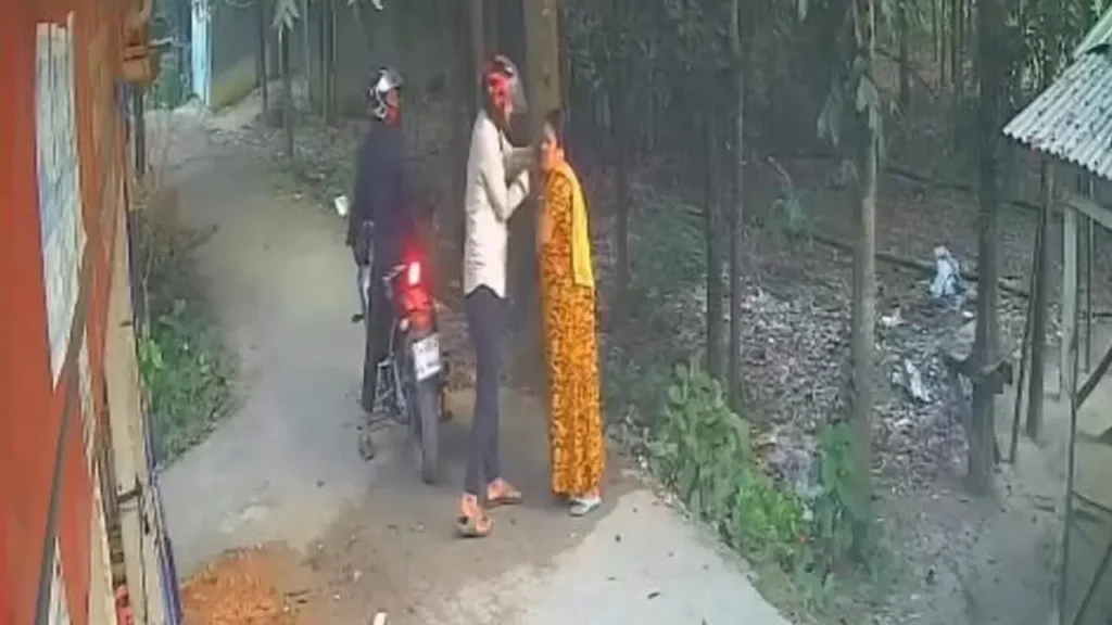 প্রকাশ্যে গৃহবধূর কানের দুল ছিনতাই, ফুটেজ ভাইরাল প্রকাশ্যে গৃহবধূর কানের দুল ছিনতাই, ফুটেজ ভাইরাল