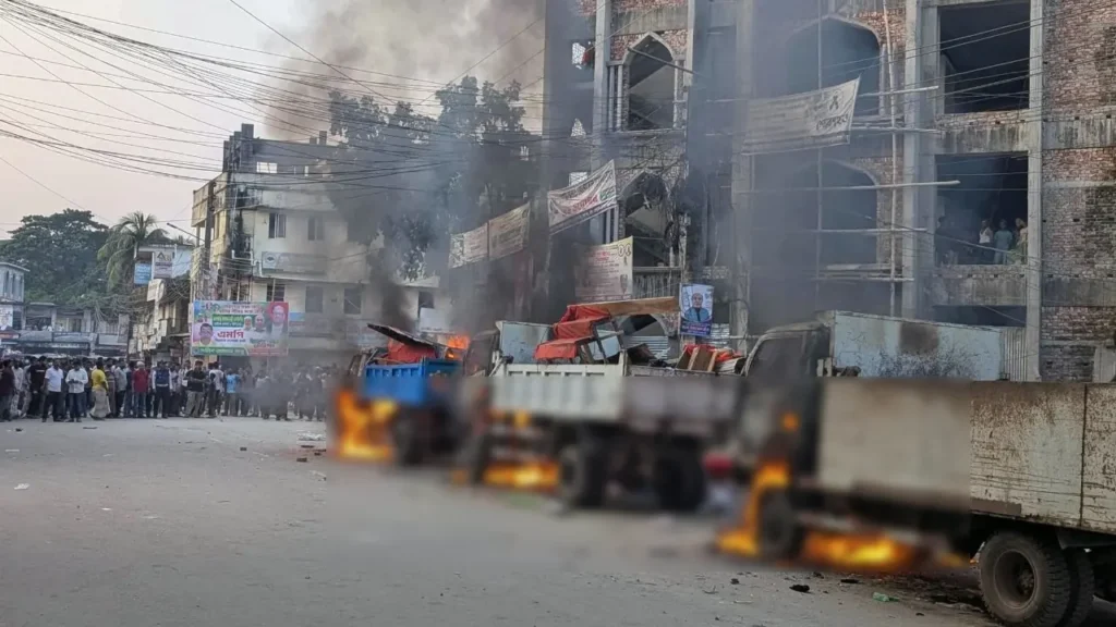 পৌরসভার ৩ গাড়িতে দুর্বৃত্তের আগুন